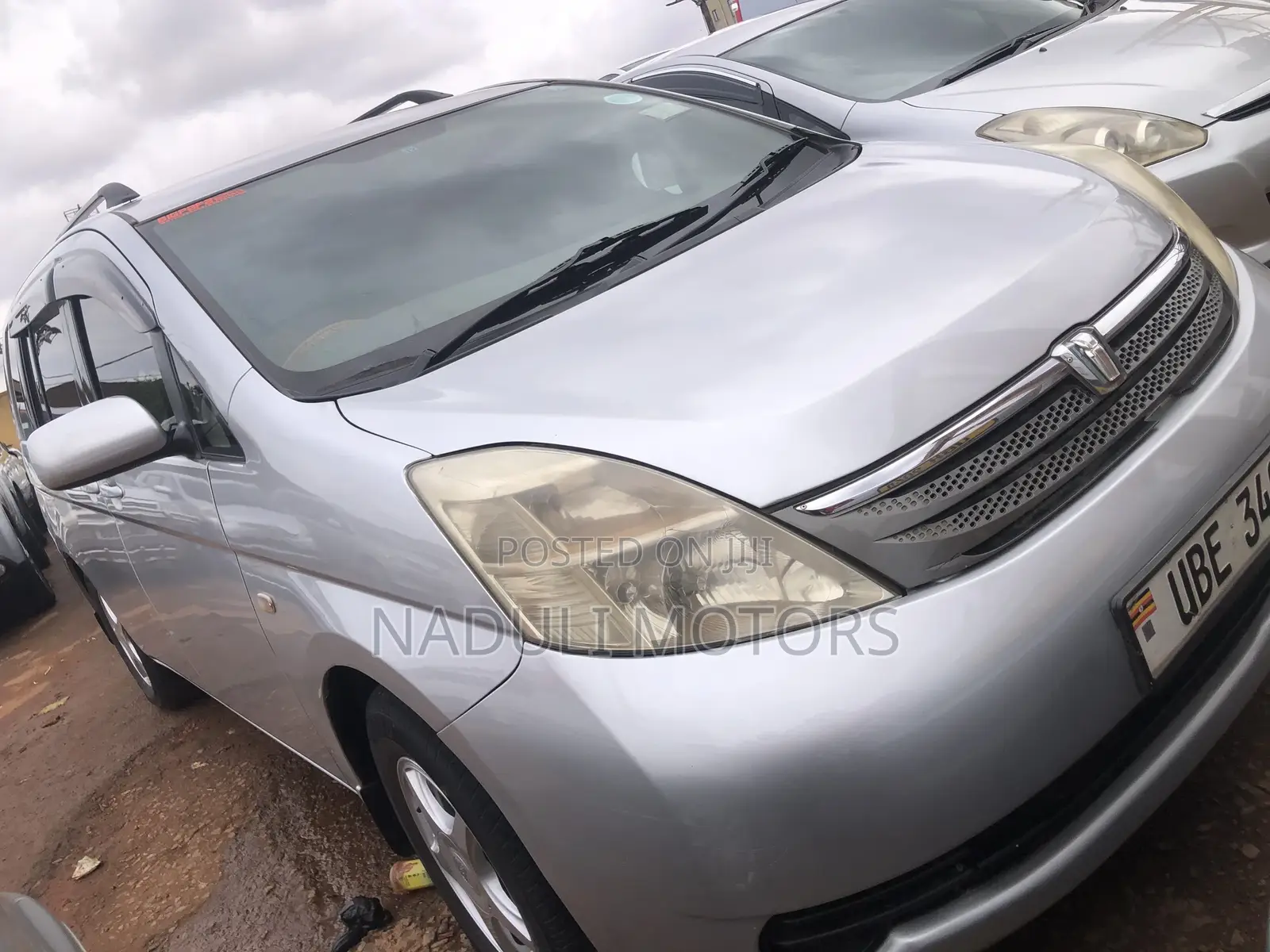 Toyota ISIS 2010 Silver