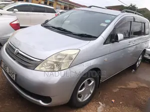 Toyota ISIS 2010 Silver