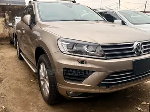 Photo - Volkswagen Touareg 2017 Beige