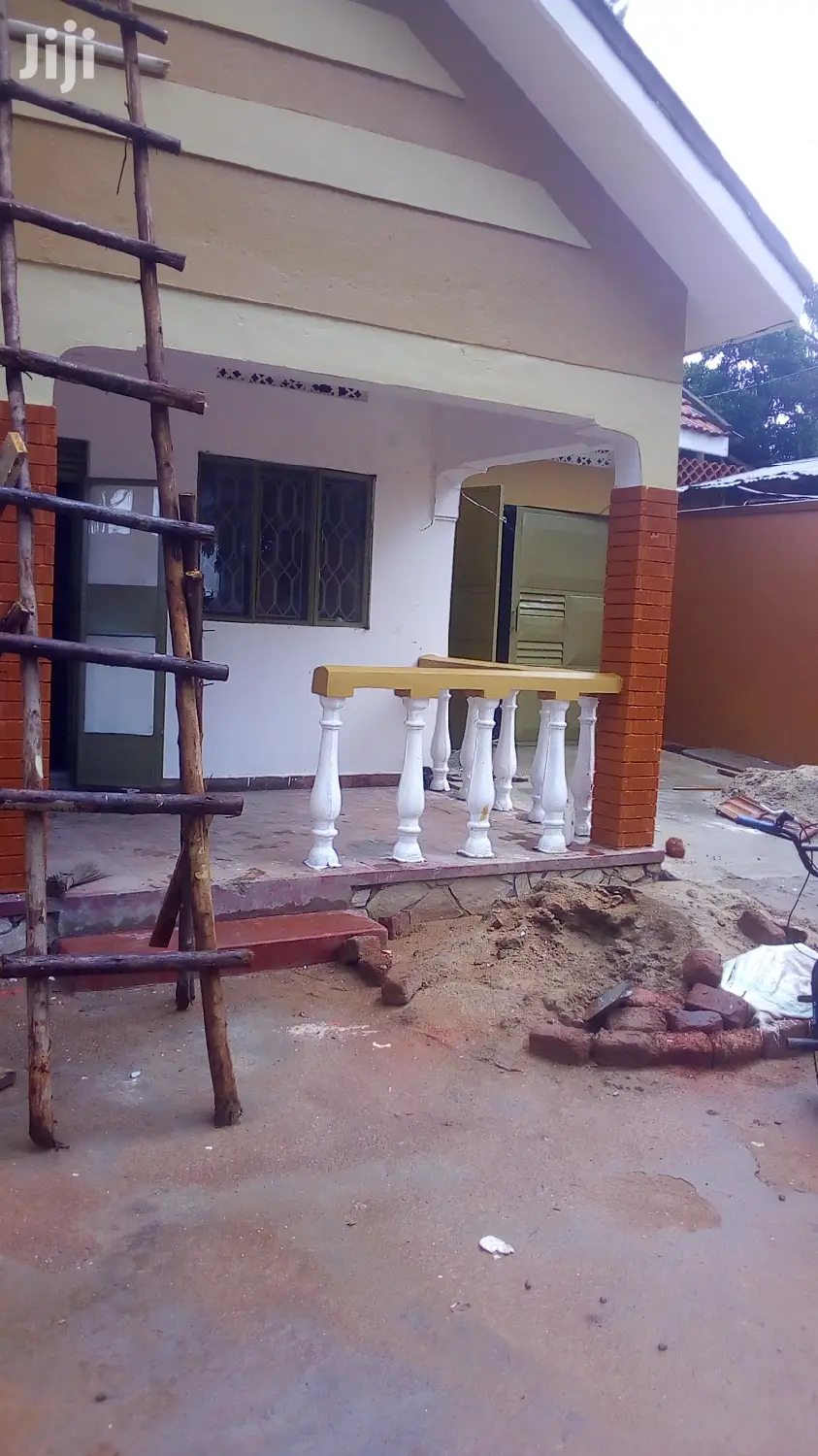 Four Bedroom House In Old Kira Road For Rent