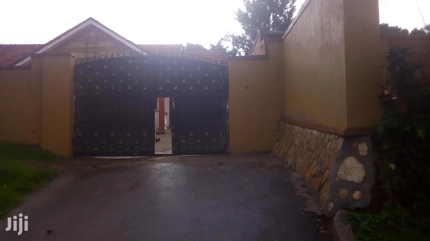 Four Bedroom House In Old Kira Road For Rent