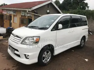 Photo - Toyota Noah 2005 White