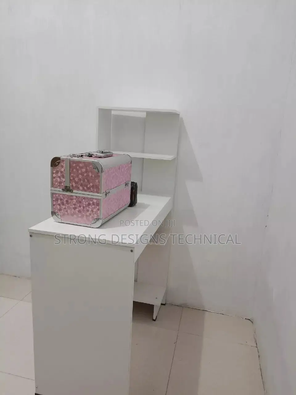 Manicure Table With Side Shelves for Nail Polish