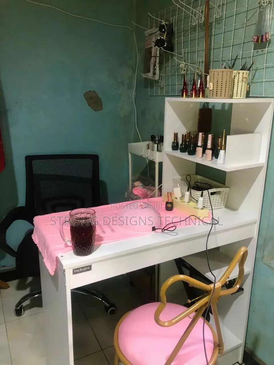 Manicure Table With Side Shelves for Nail Polish