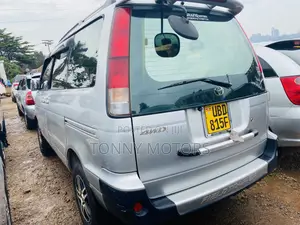Photo - Toyota Noah 2002 Silver