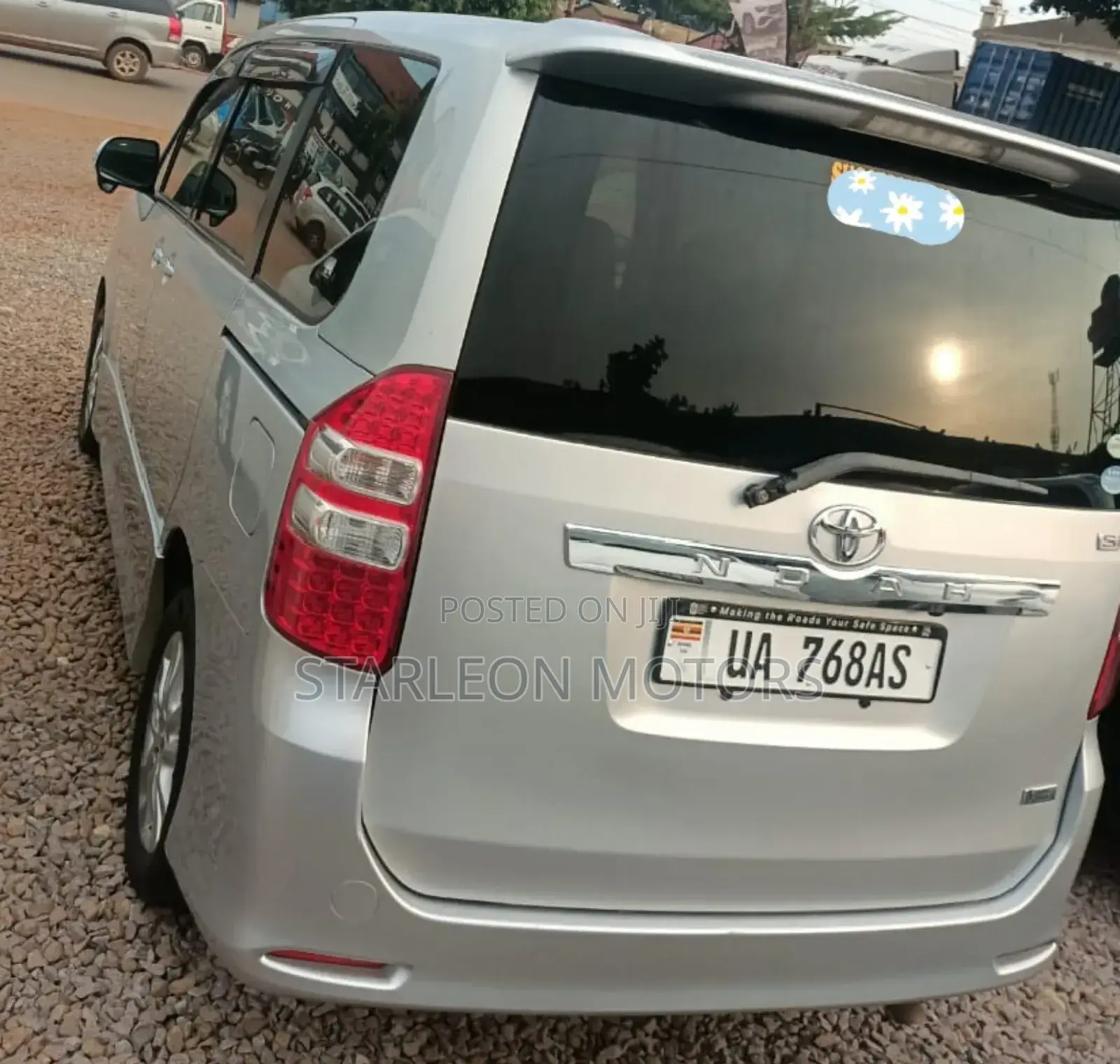 Toyota Noah 2.0 143hp AWD (8 Seater) 2010 Silver