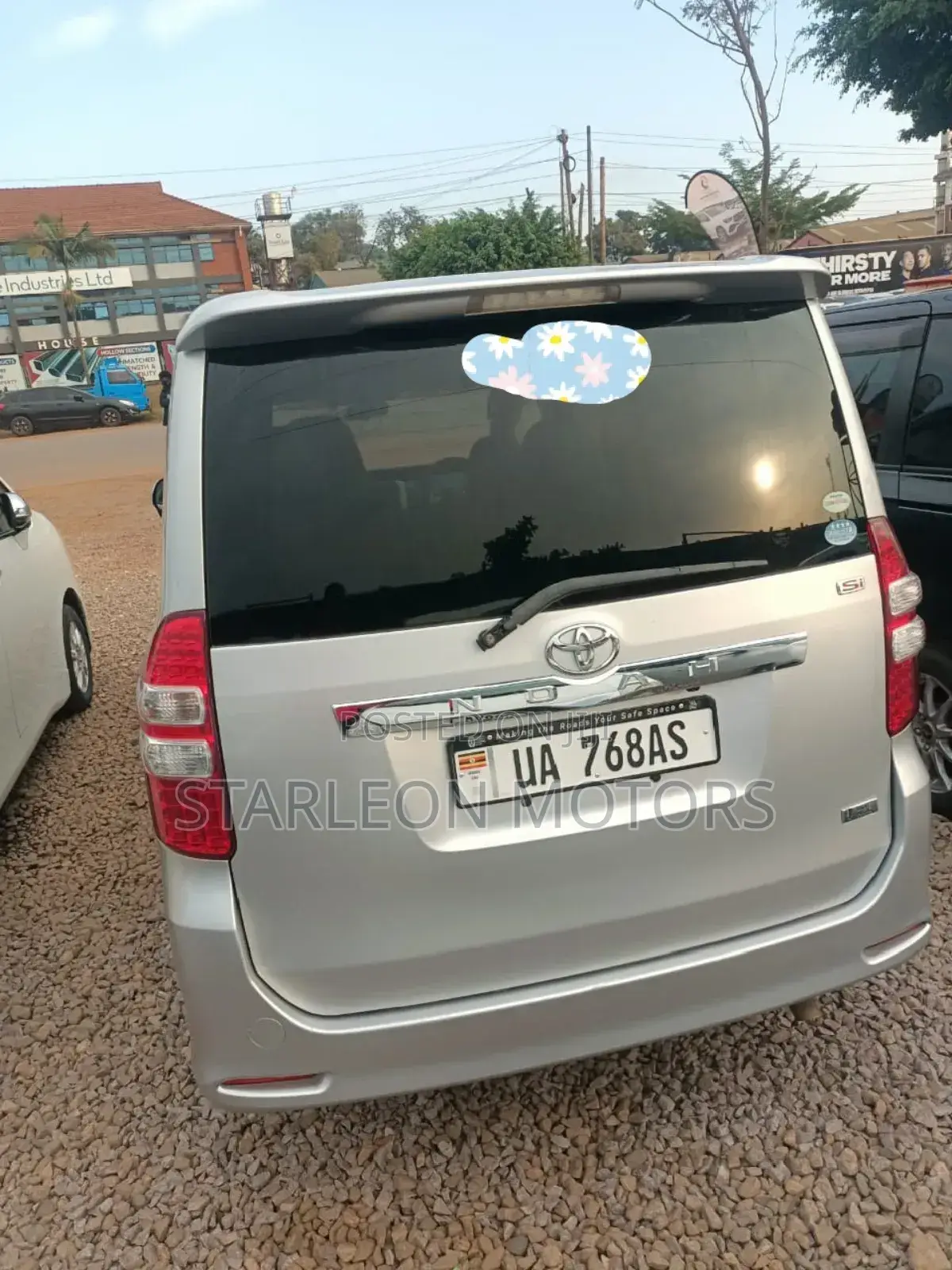 Toyota Noah 2.0 143hp AWD (8 Seater) 2010 Silver