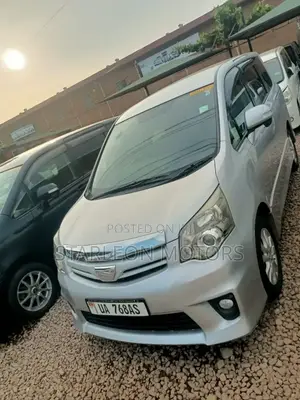 Toyota Noah 2.0 143hp AWD (8 Seater) 2010 Silver