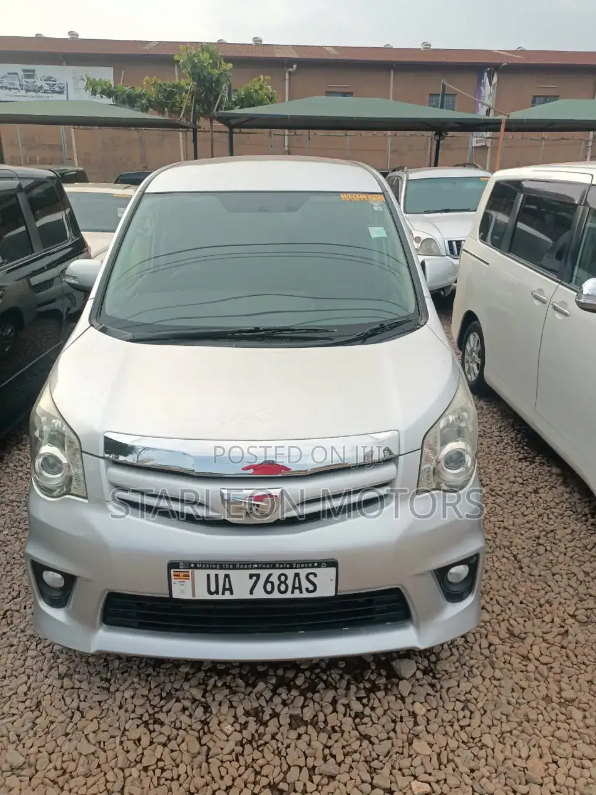 Toyota Noah 2.0 143hp AWD (8 Seater) 2010 Silver