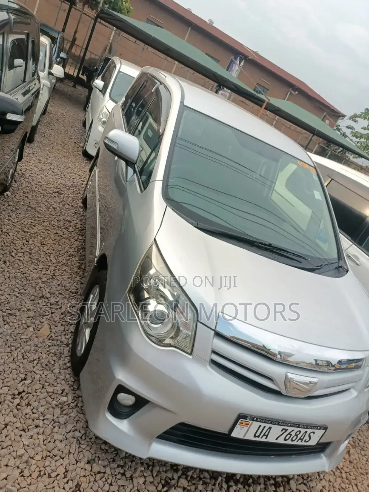 Toyota Noah 2.0 143hp AWD (8 Seater) 2010 Silver