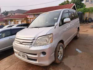 Photo - Toyota Noah 2.0 FWD (8 Seater) 2015 Silver
