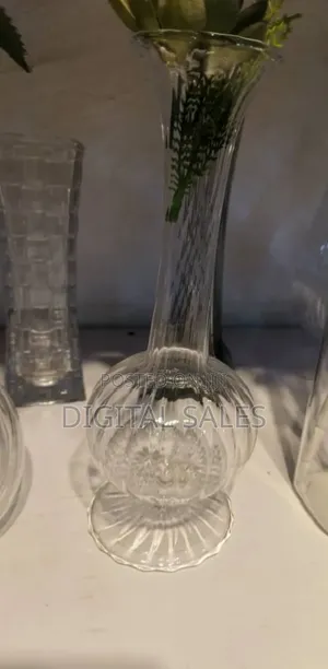 Clear Glass Flower Vase.