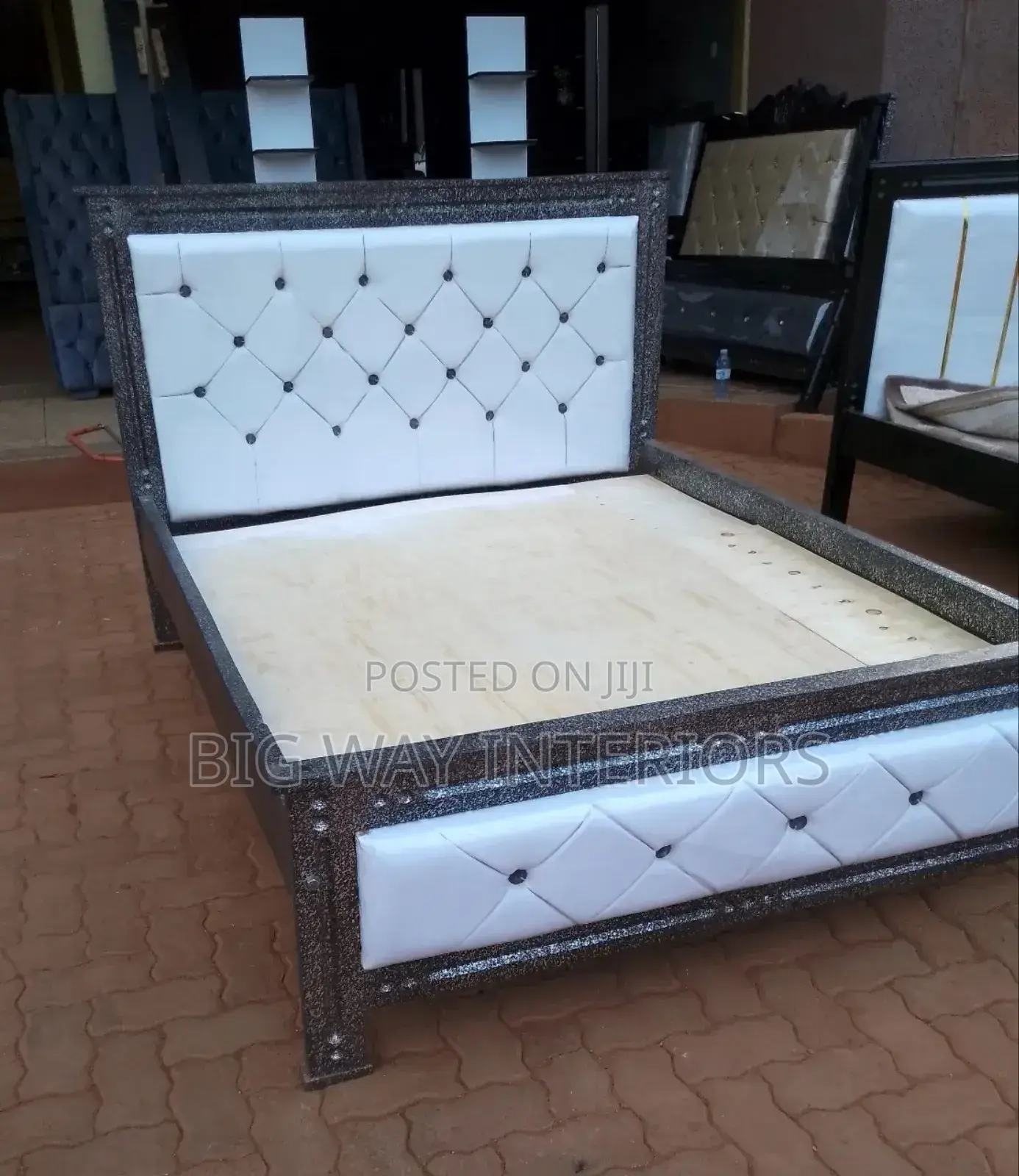 5by6 Bed in White Leather With 22 Buttons
