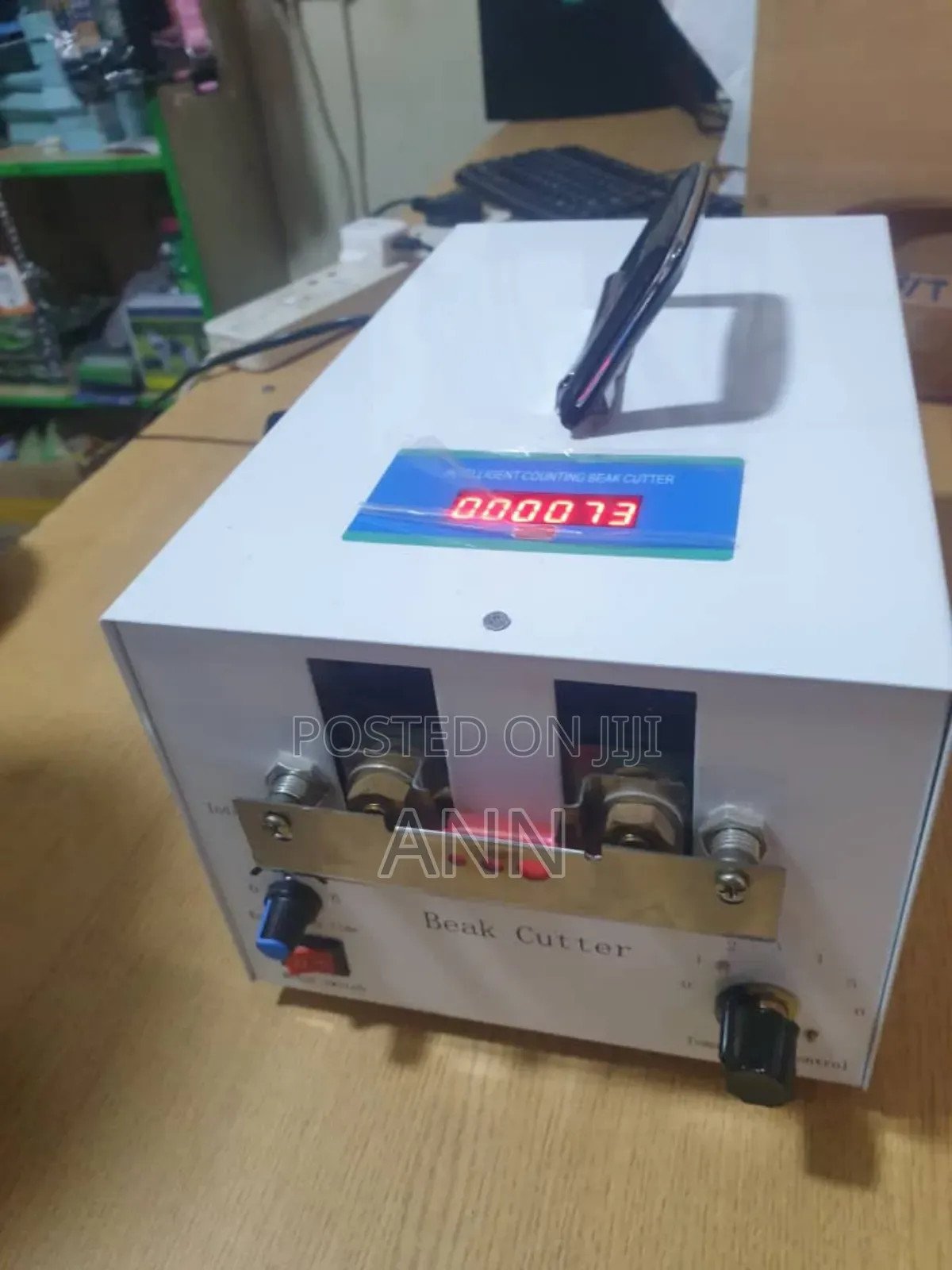 Electric Debeaker Used I Poultry
