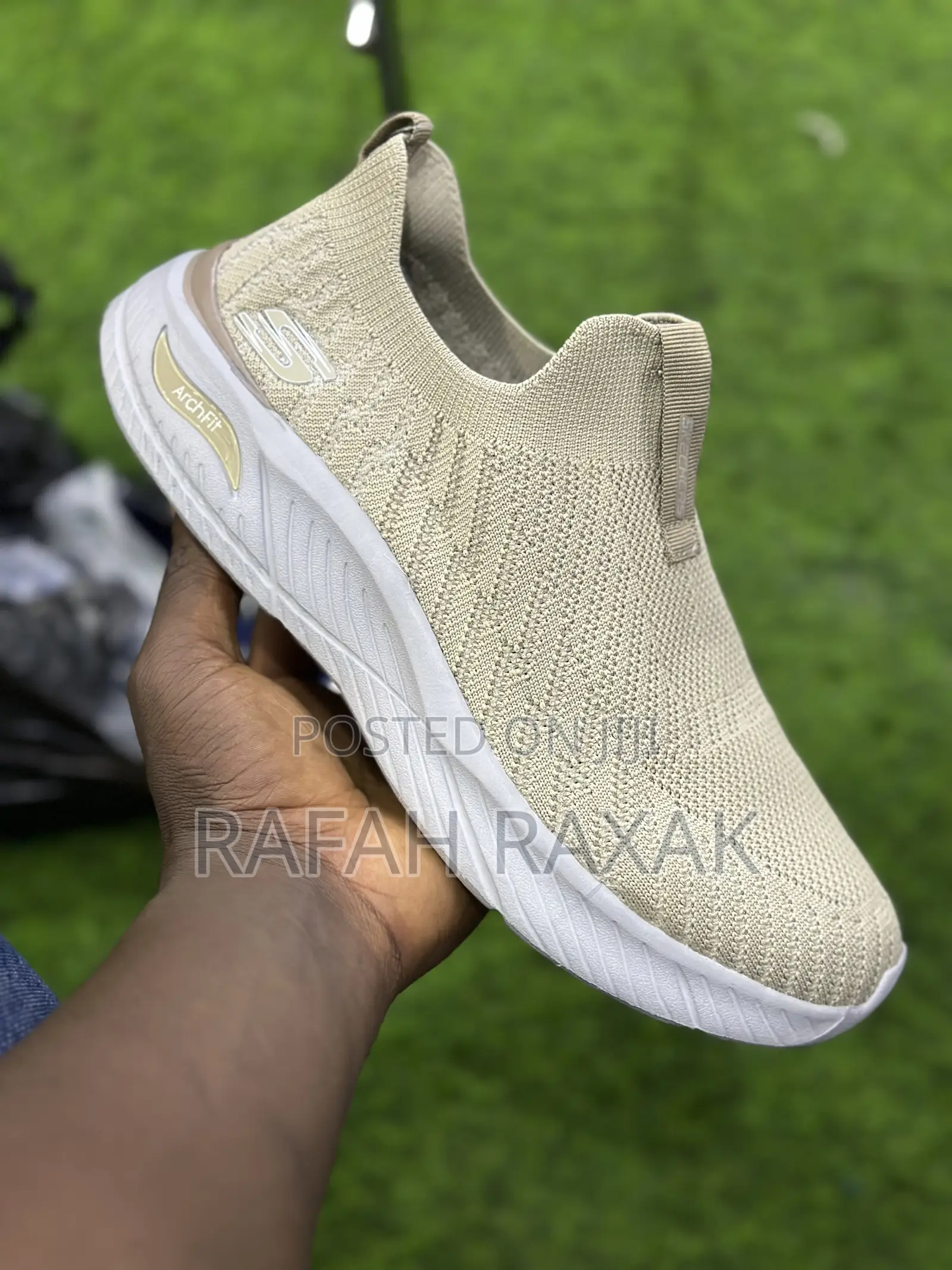 New Classic Skechers Arch-fit D’Lux Light Sneakers