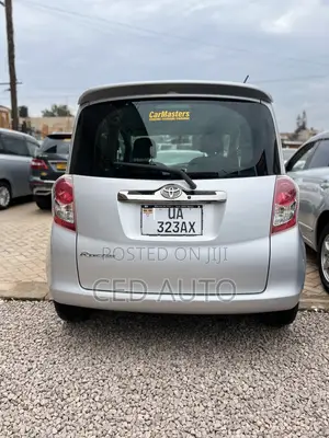 Toyota Ractis 2010 Silver