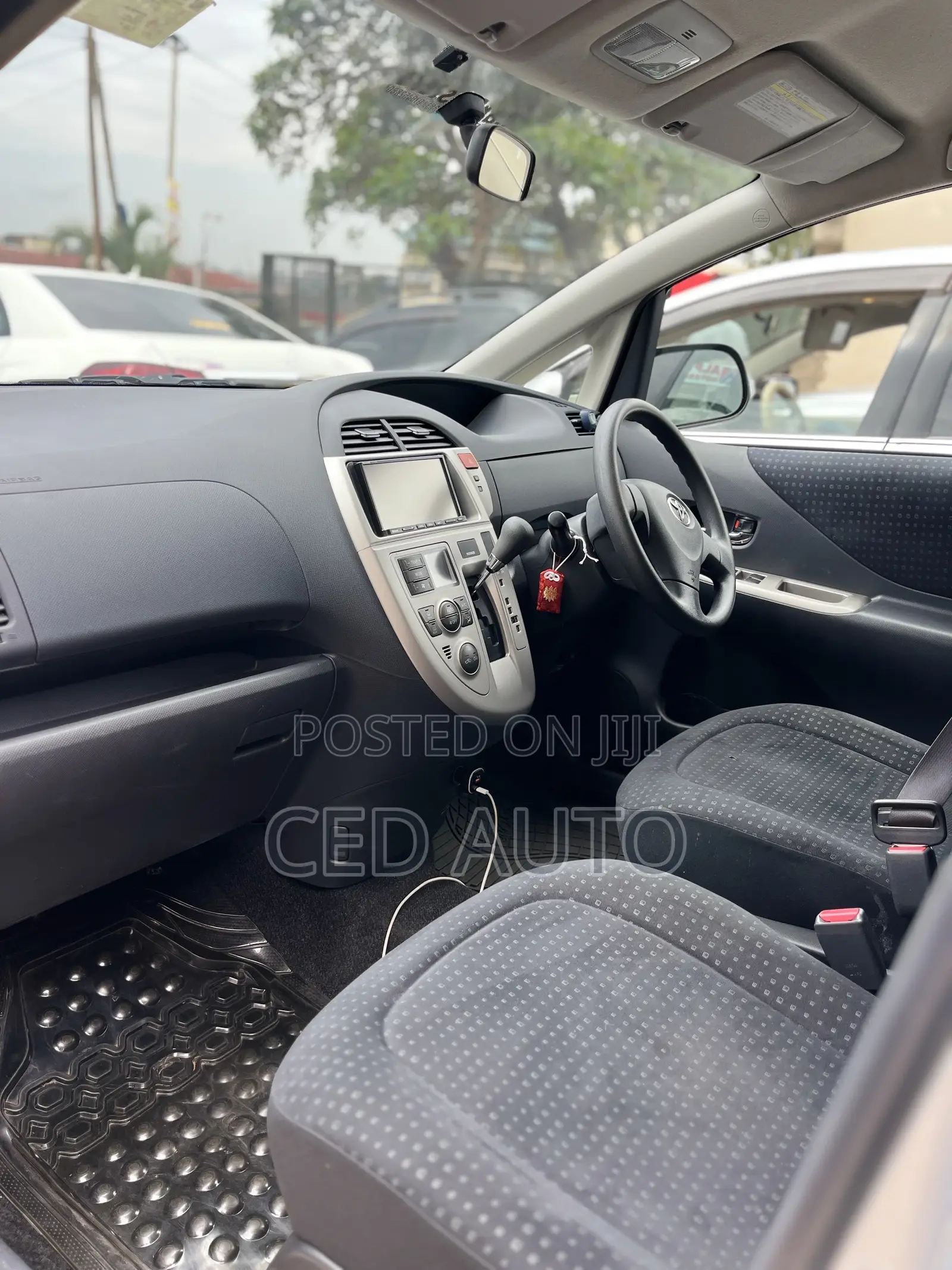 Toyota Ractis 2010 Silver