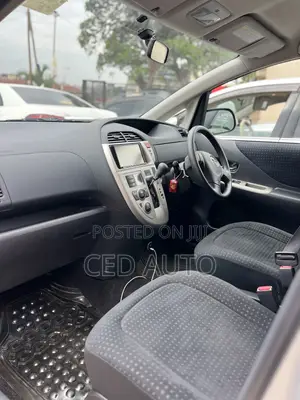 Toyota Ractis 2010 Silver