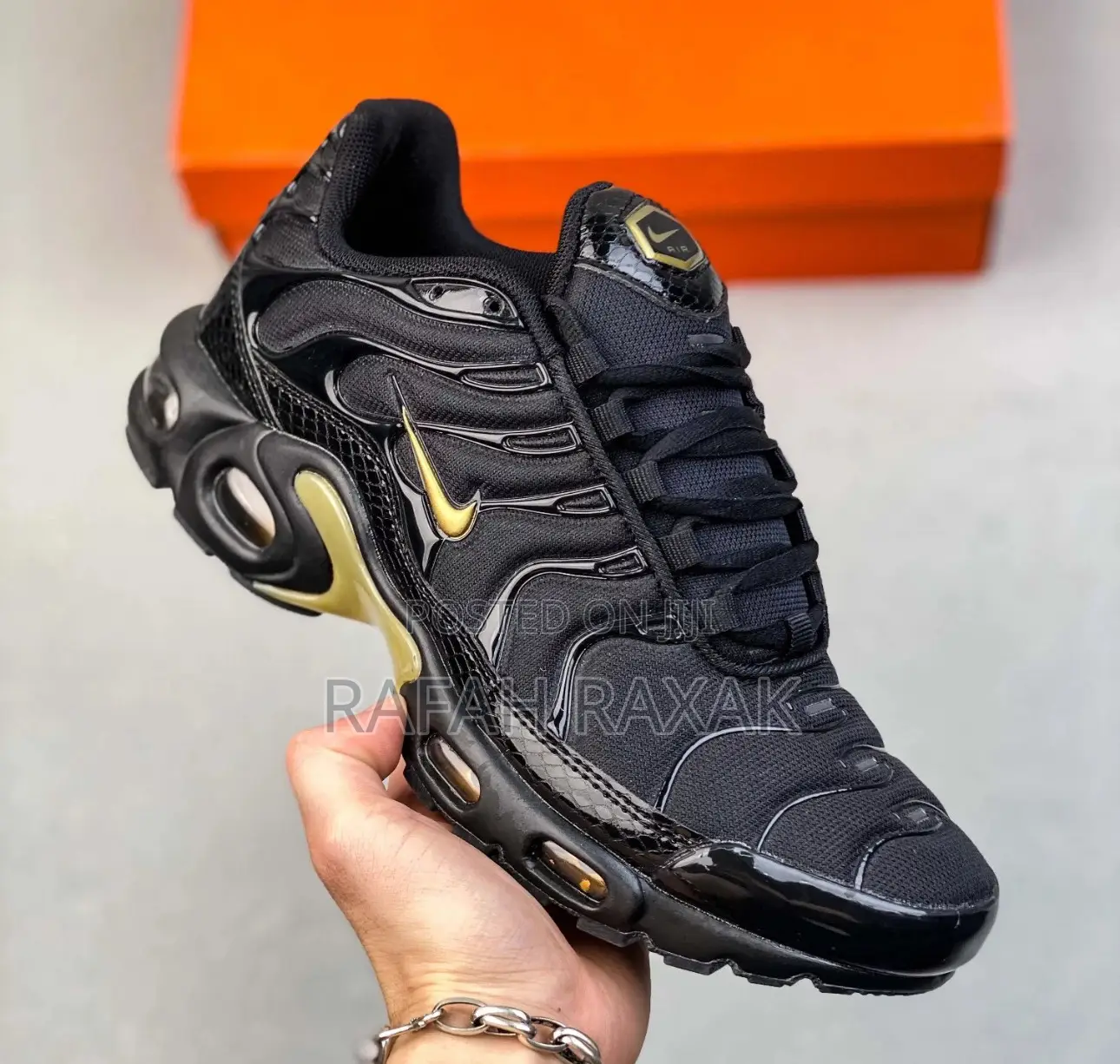Men’S Super Classic Black/Gold Nike Tn Air Max Plus Sneaker