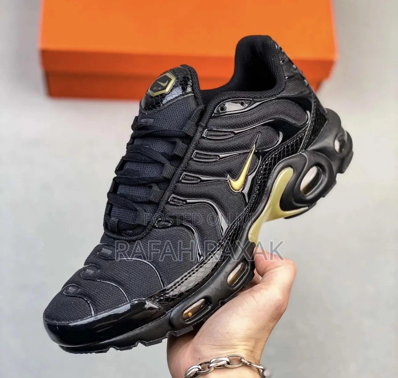 Men’S Super Classic Black/Gold Nike Tn Air Max Plus Sneaker