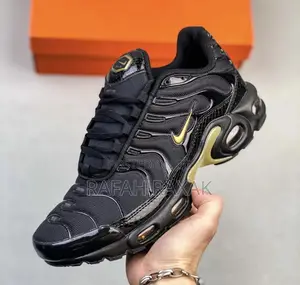 Men’S Super Classic Black/Gold Nike Tn Air Max Plus Sneaker