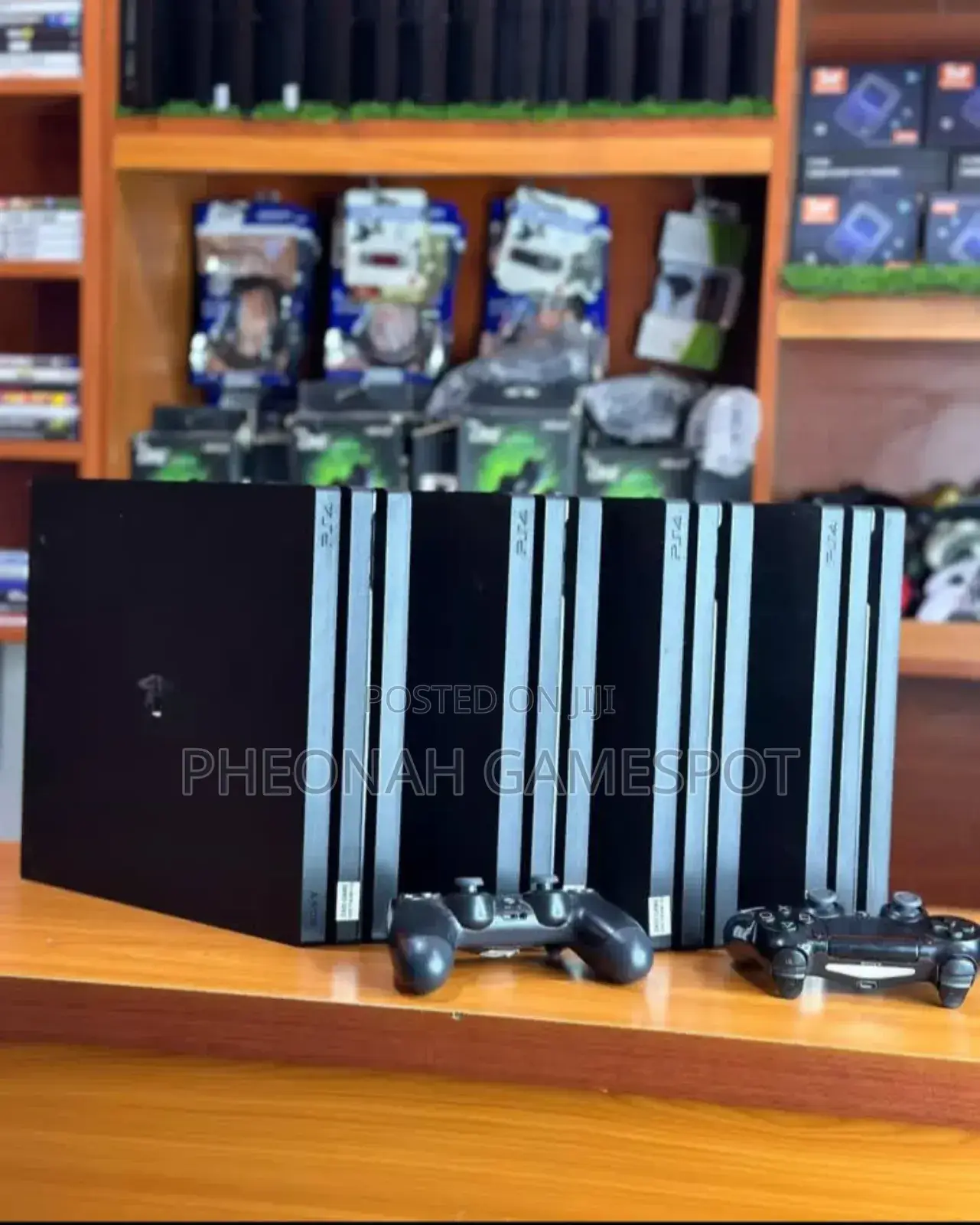 Chipped Ps4 Pro. 18 Games, 2 Controllers