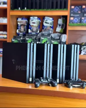 Chipped Ps4 Pro. 18 Games, 2 Controllers