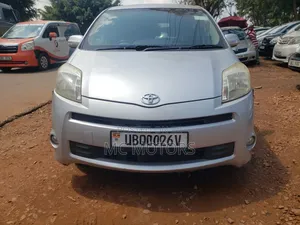 Photo - Toyota Passo Sette 1.5 AWD 2010 Silver