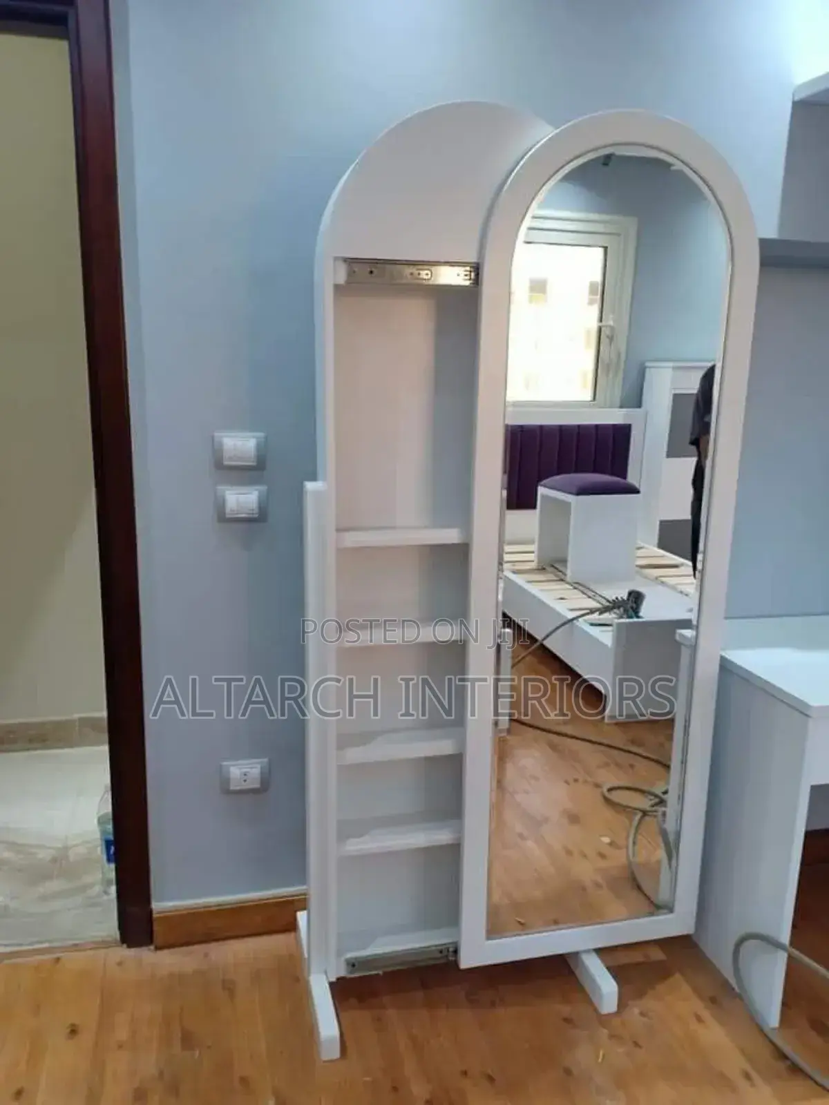 Dressing Stand in Curved Design With Sliding Mirror