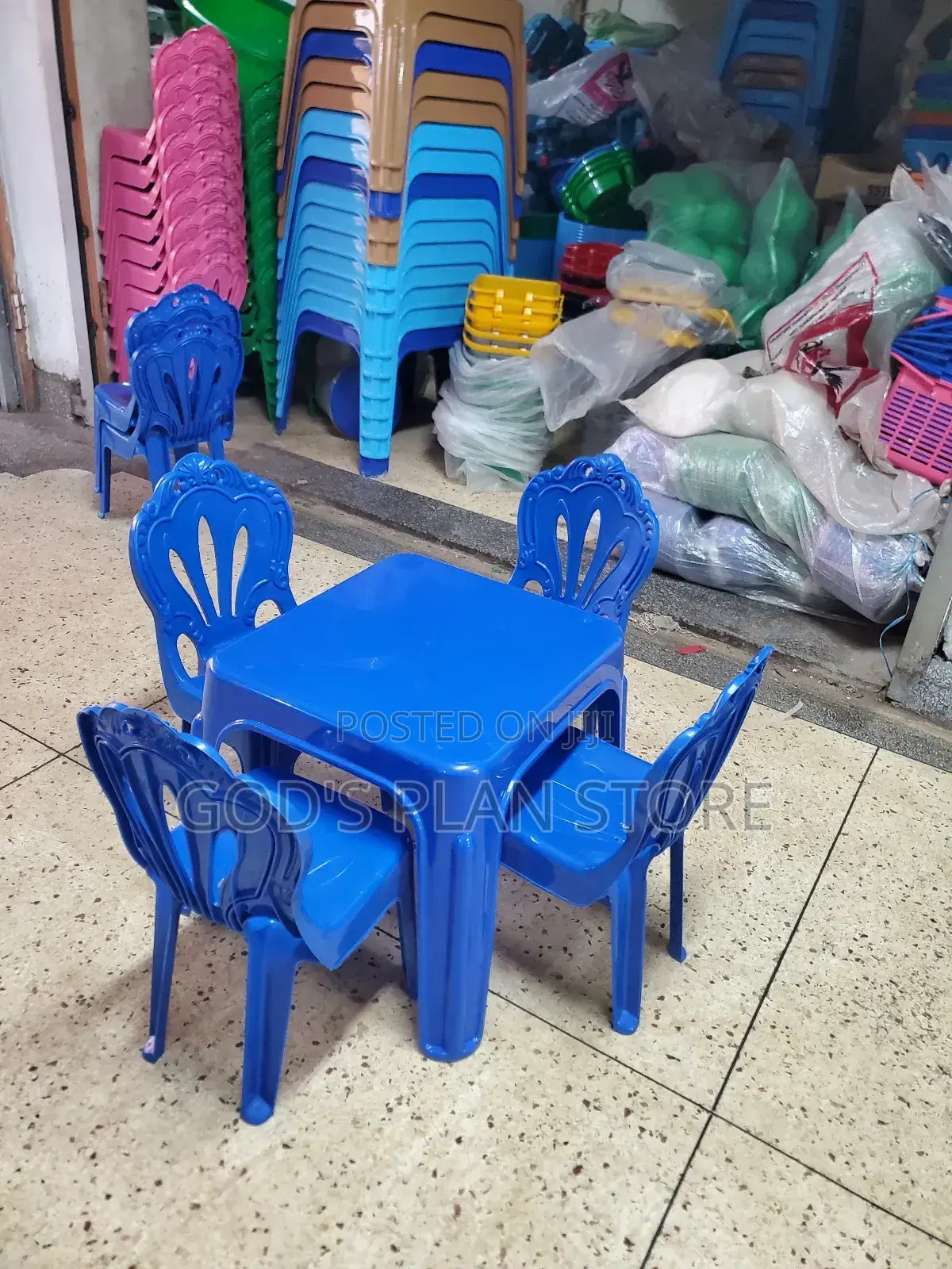 Queens Baby Table and Chairs (Kids)