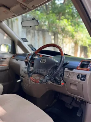 Photo - Toyota Noah