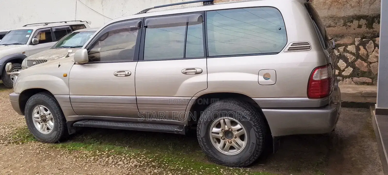 Toyota Land Cruiser Cygnus 4.7 1999 Gold