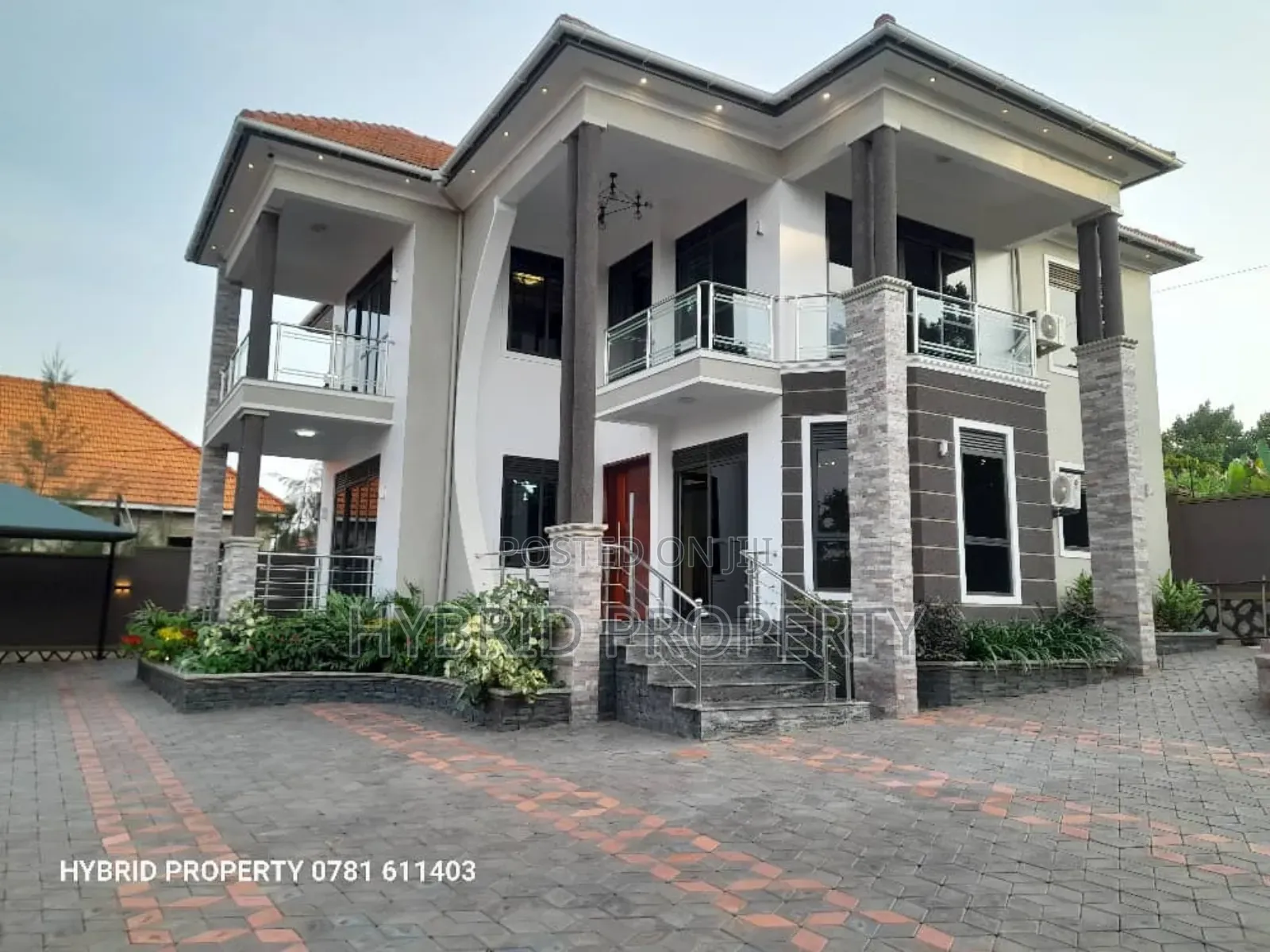 5bdrm Penthouse in Wakiso Town Along for sale