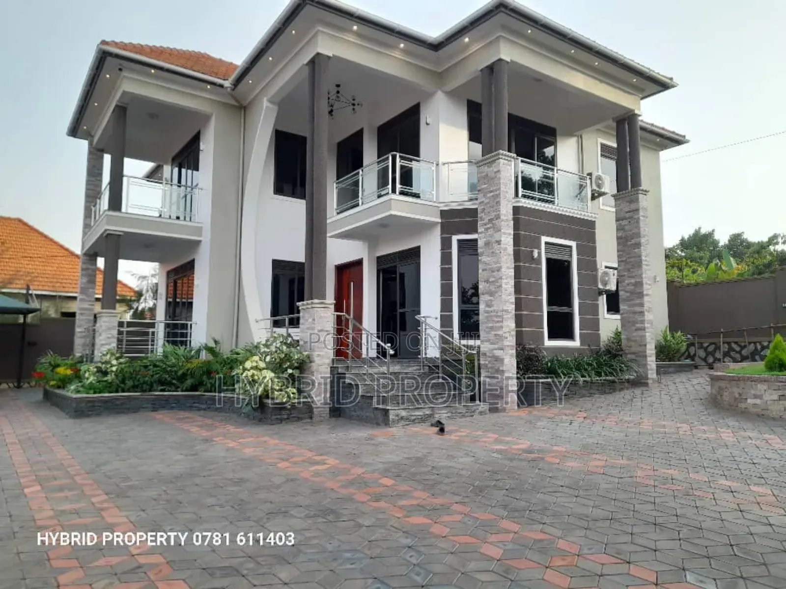 5bdrm Penthouse in Wakiso Town Along for sale