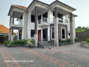5bdrm Penthouse in Wakiso Town Along for sale