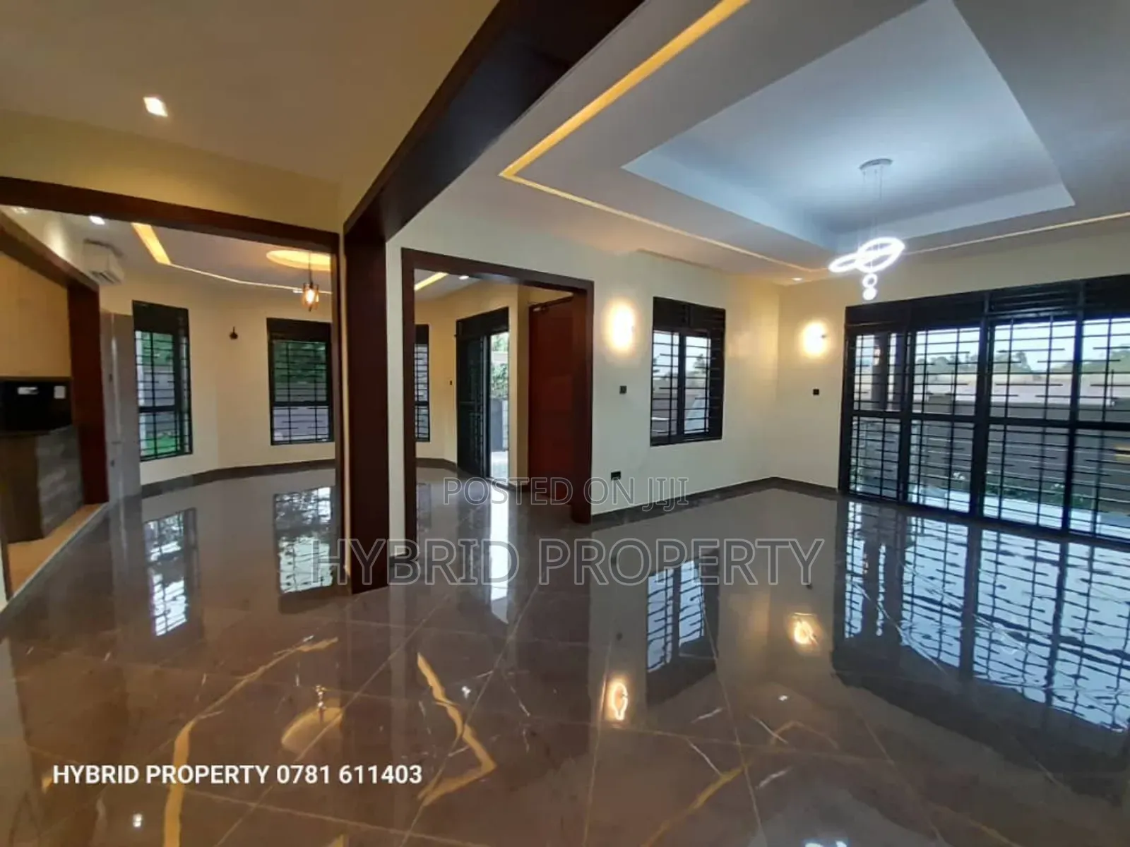 5bdrm Penthouse in Wakiso Town Along for sale
