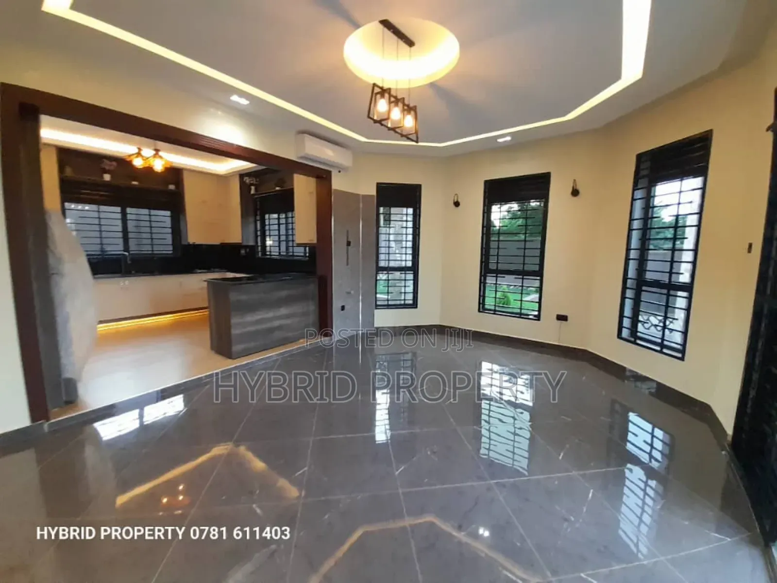 5bdrm Penthouse in Wakiso Town Along for sale