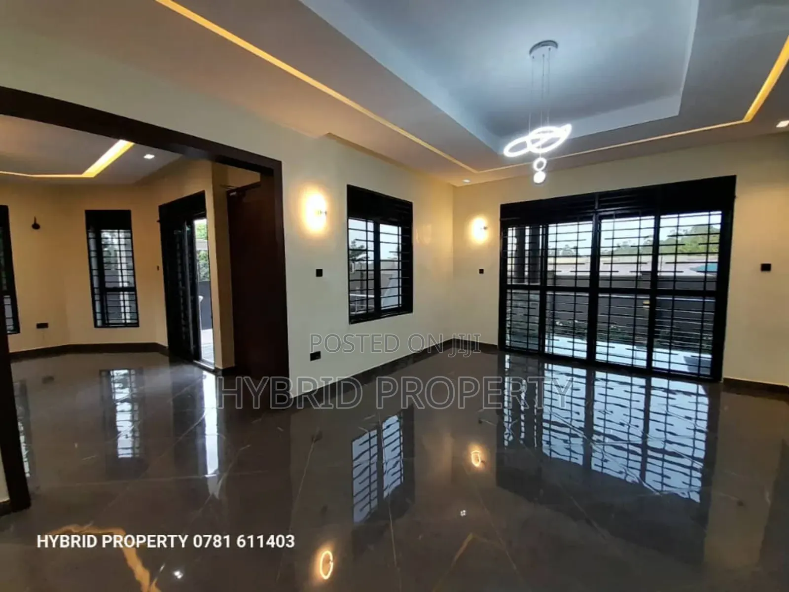 5bdrm Penthouse in Wakiso Town Along for sale