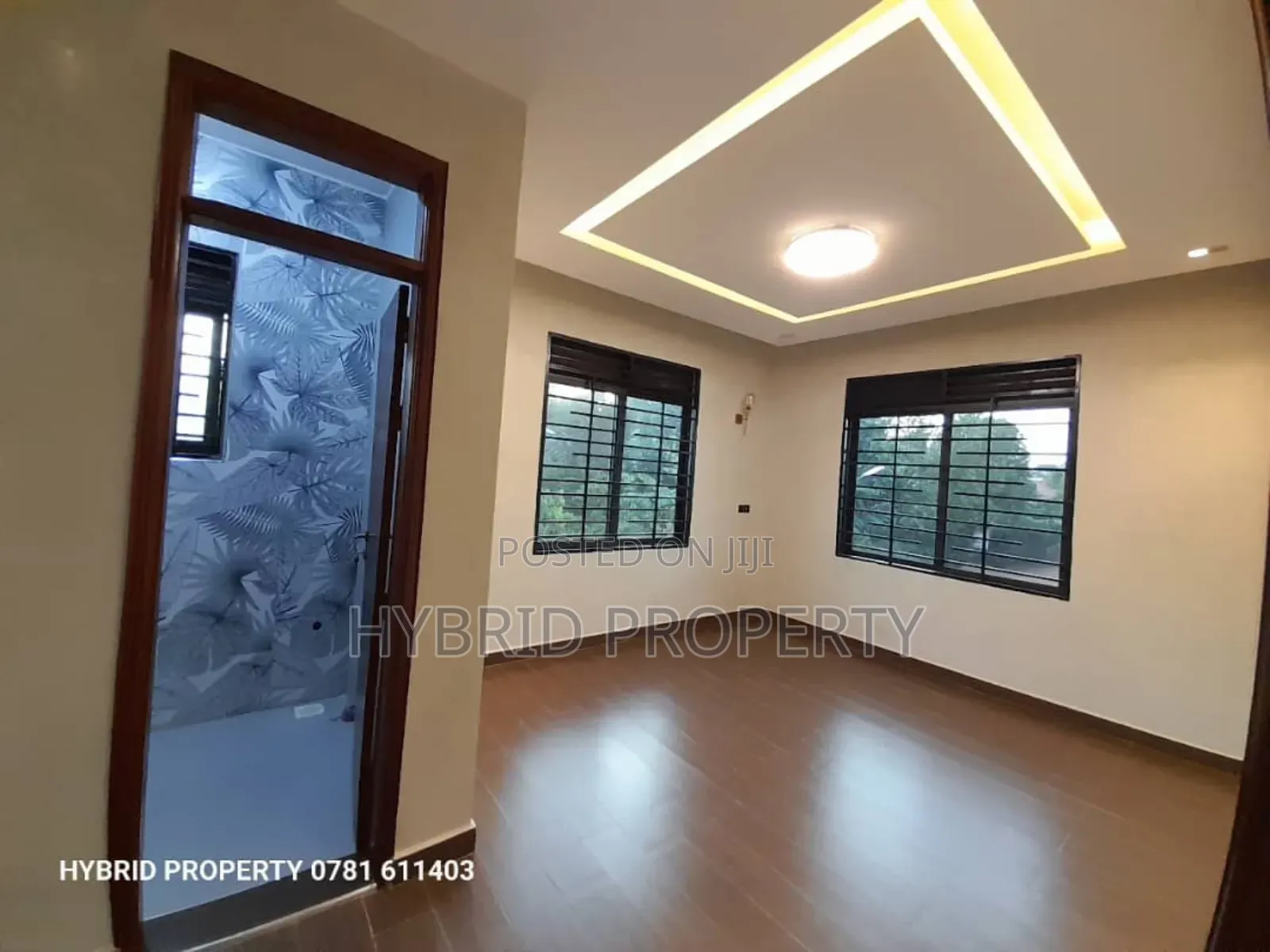 5bdrm Penthouse in Wakiso Town Along for sale
