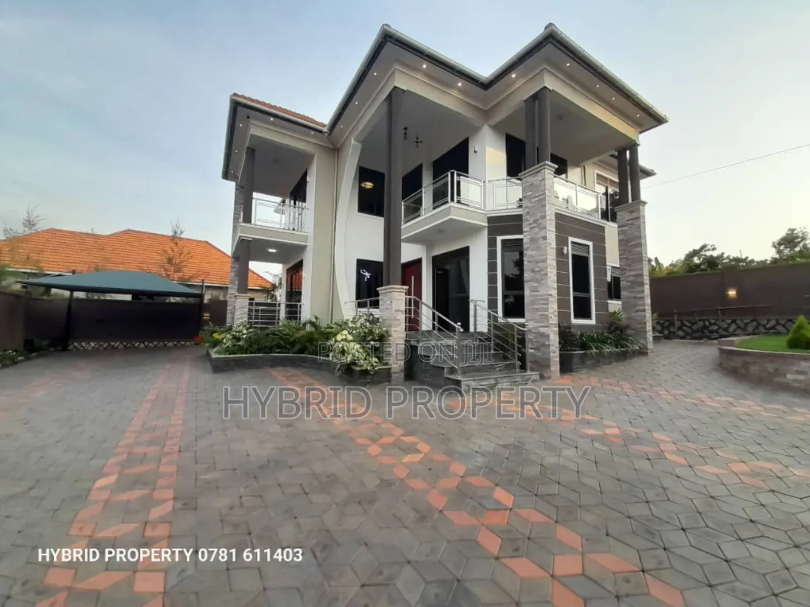 5bdrm Penthouse in Wakiso Town Along for sale