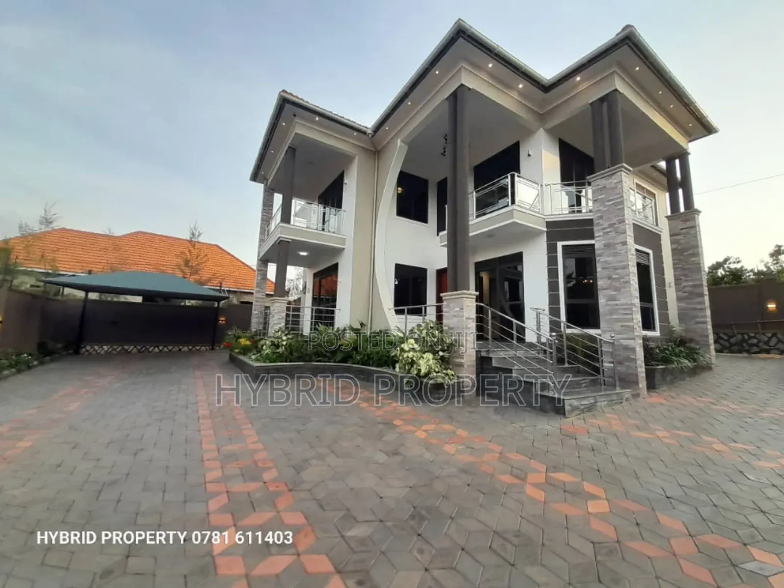 5bdrm Penthouse in Wakiso Town Along for sale