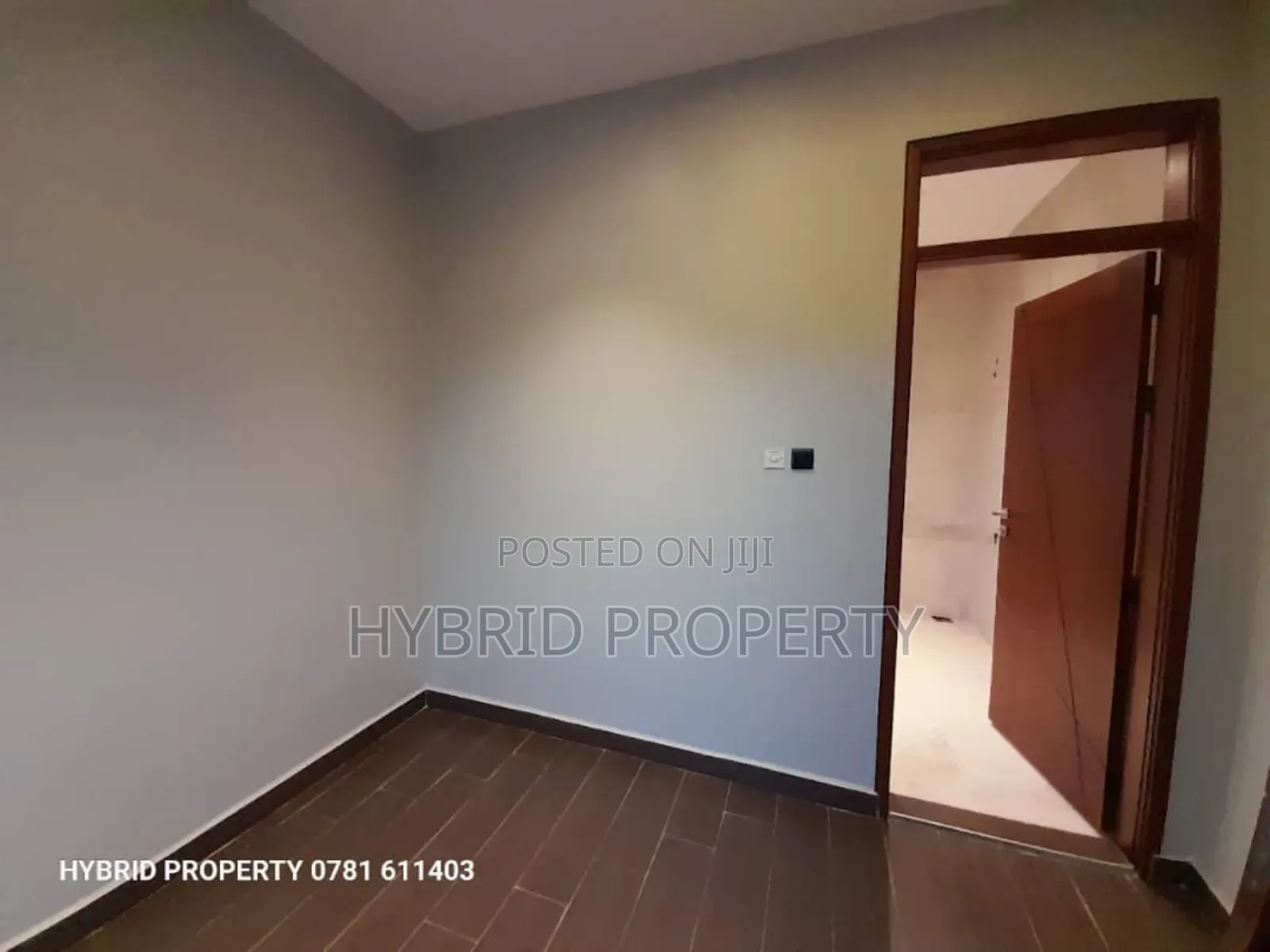 5bdrm Penthouse in Wakiso Town Along for sale