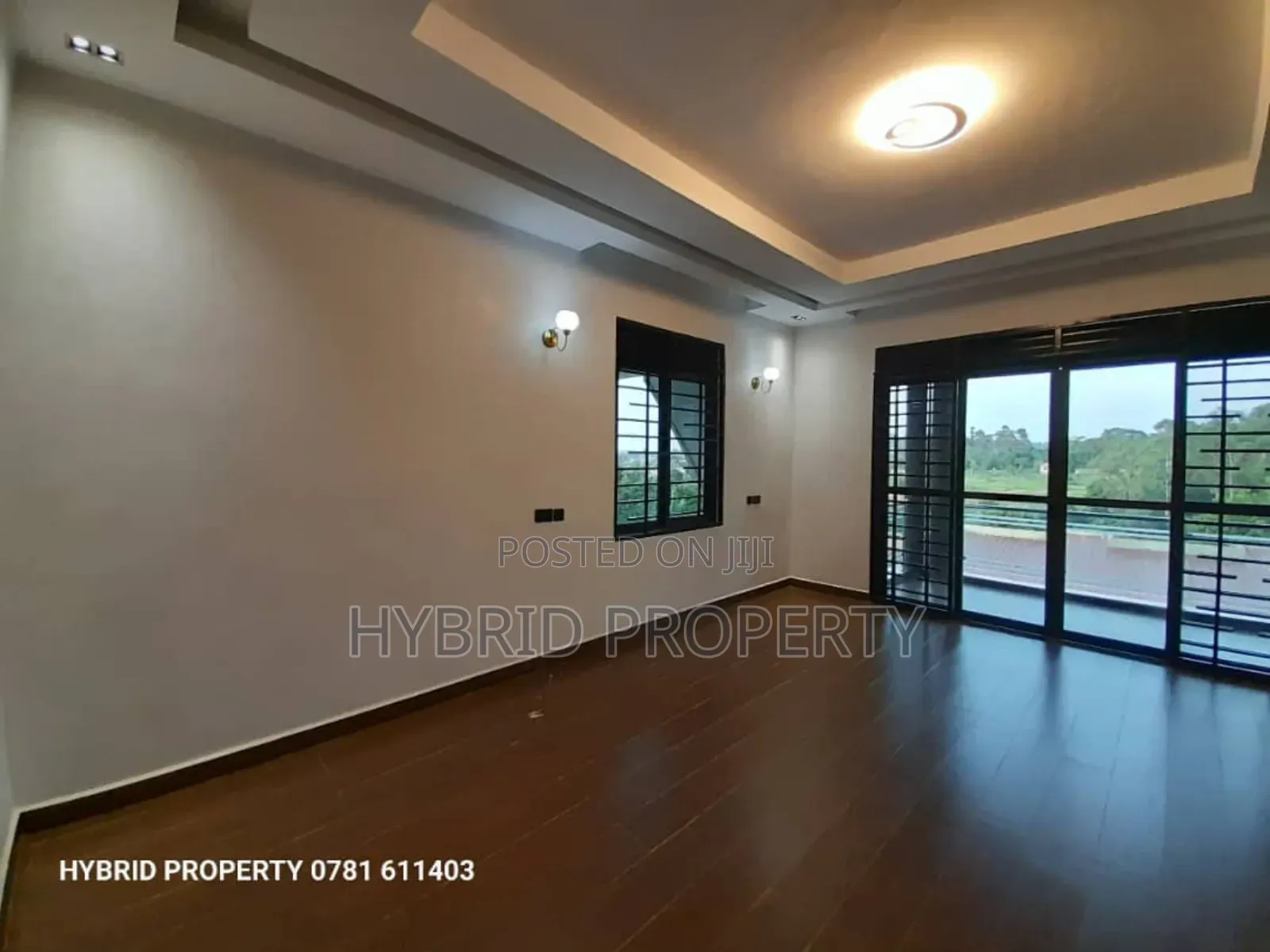 5bdrm Penthouse in Wakiso Town Along for sale