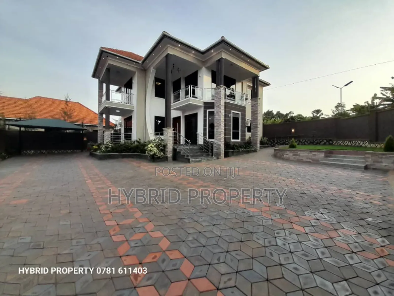 5bdrm Penthouse in Wakiso Town Along for sale