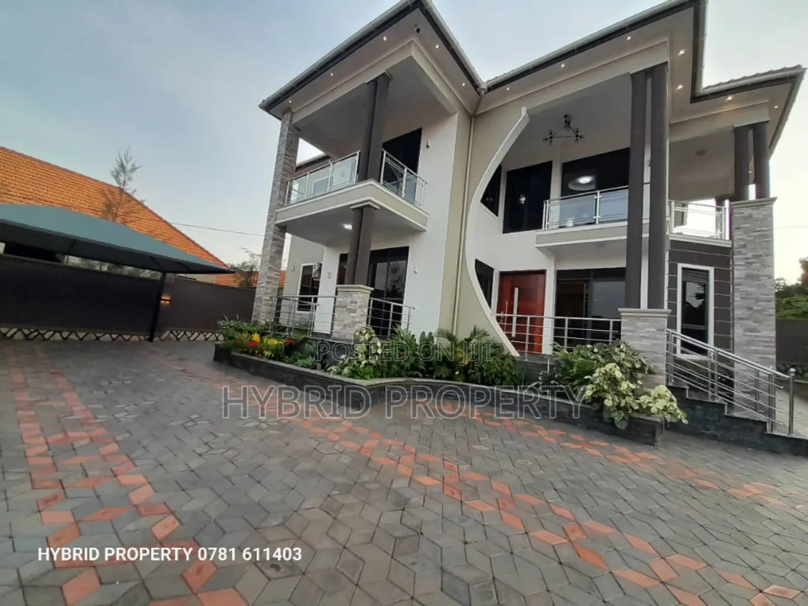 5bdrm Penthouse in Wakiso Town Along for sale