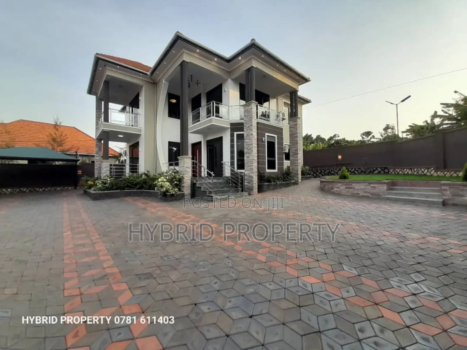 5bdrm Penthouse in Wakiso Town Along for sale