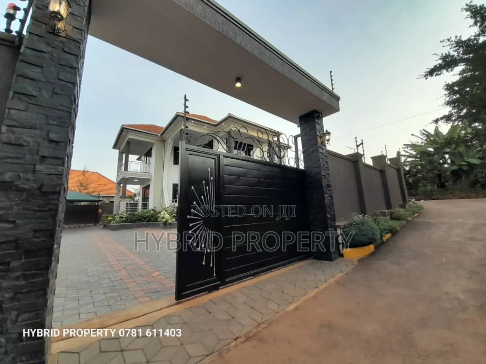 5bdrm Penthouse in Wakiso Town Along for sale