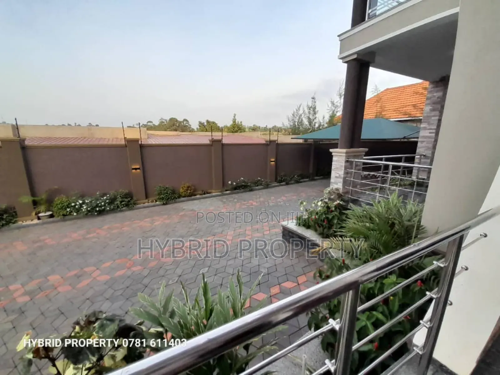 5bdrm Penthouse in Wakiso Town Along for sale