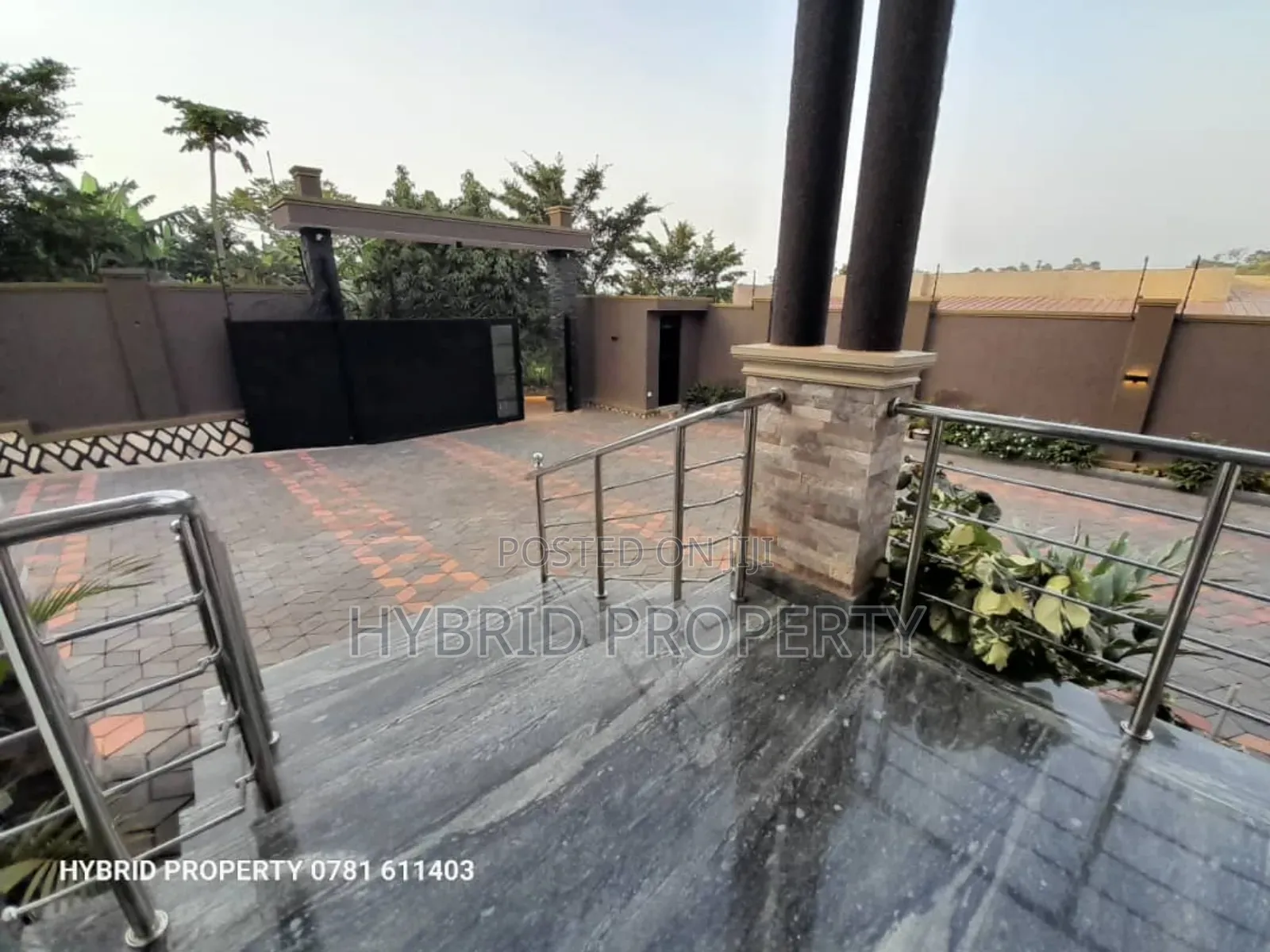 5bdrm Penthouse in Wakiso Town Along for sale