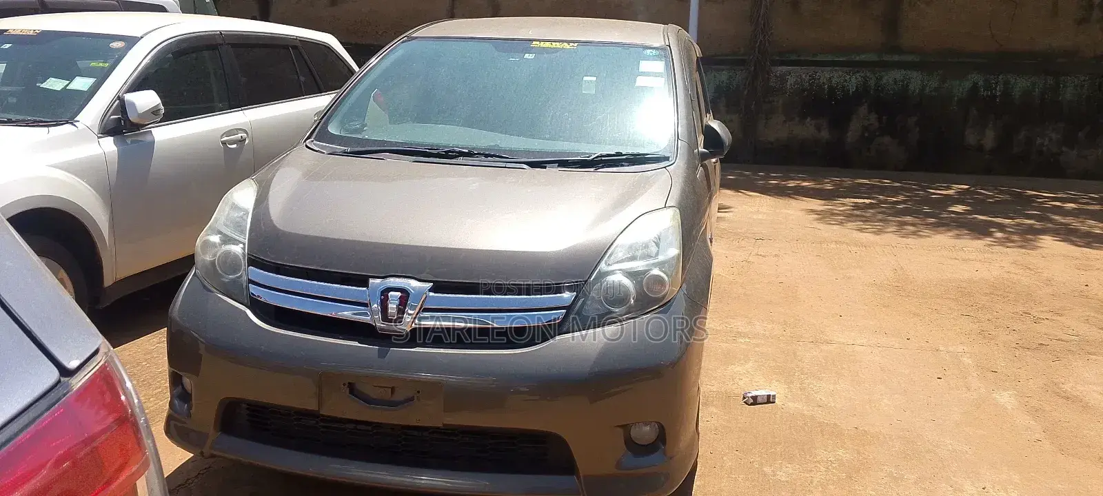 Toyota ISIS 1.8 Platana V-selection 4WD 2013 Gold